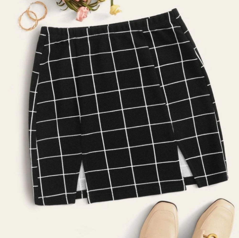 Checkered skirt 🖤🏁